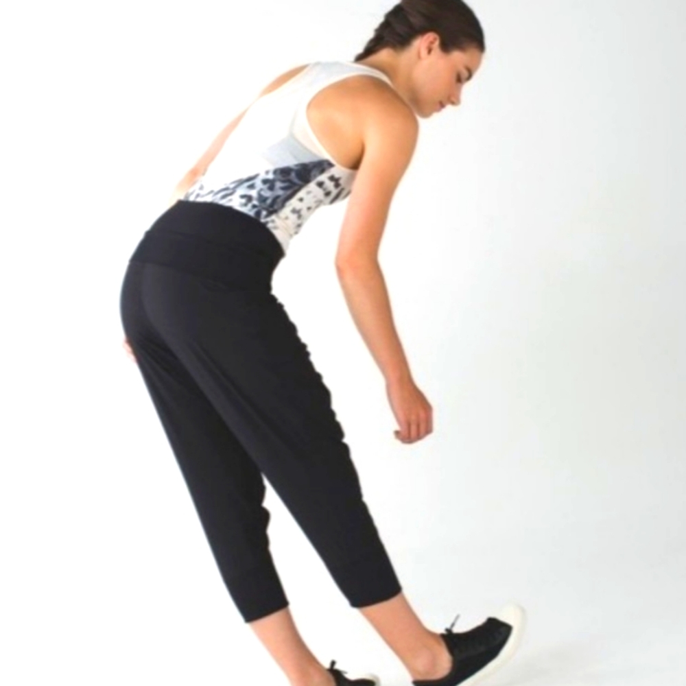 💝 LIKE NEW Lululemon dance to yoga layer loosefit crop studio 4 black 21